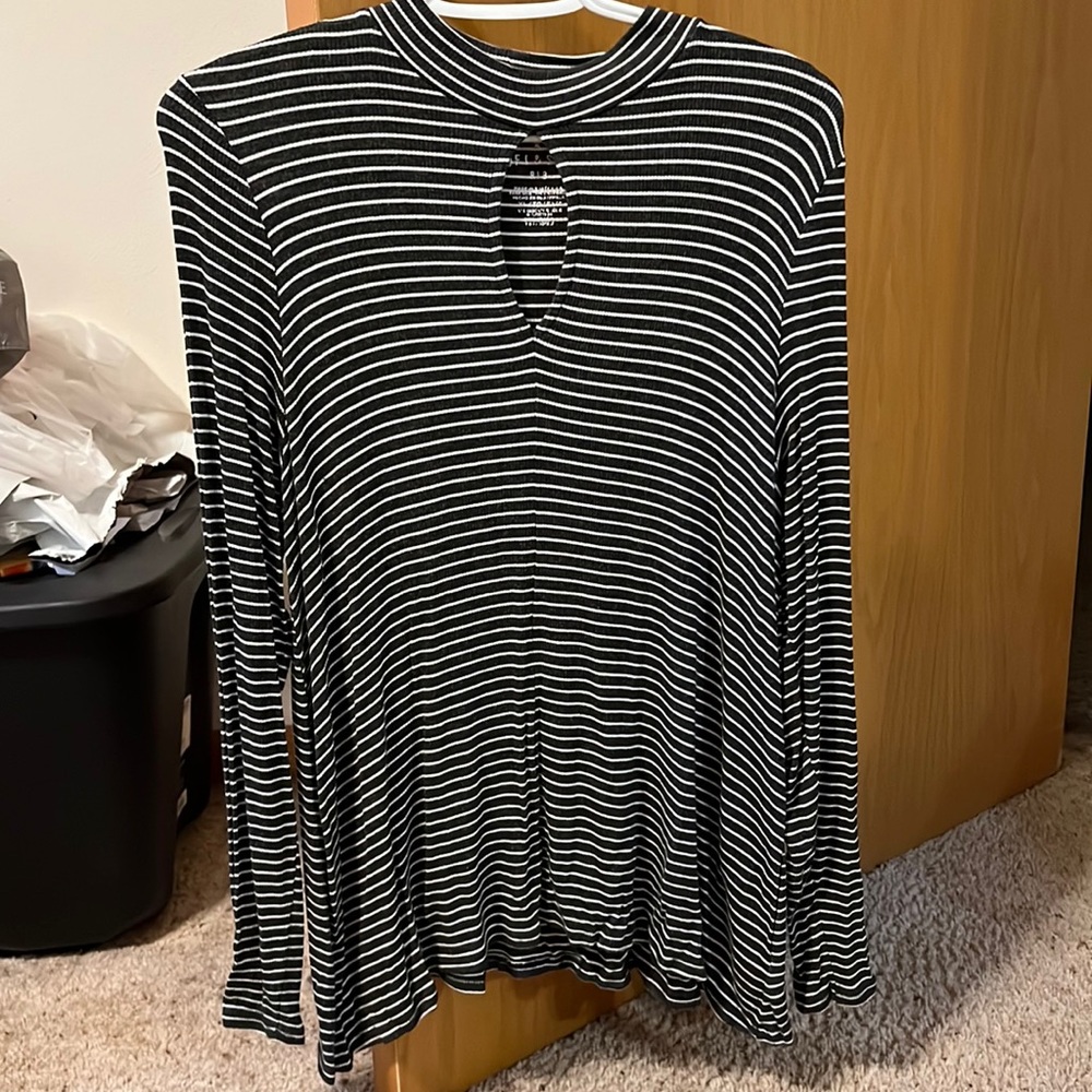 Grey ribbed long sleeve keyhole shirt